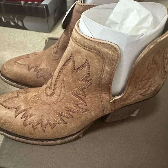 New never worn AriatBrown Western Ankle Booties.
